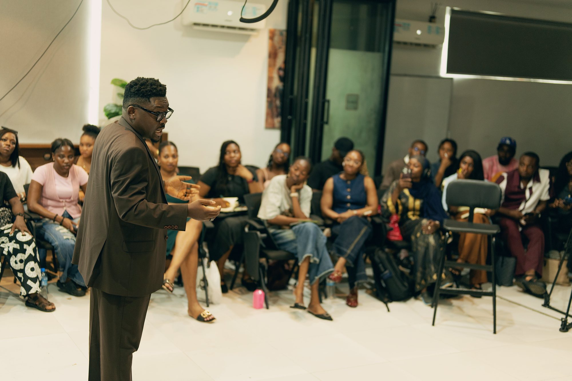 Oluseyi Magic teaching photographers in a studio session